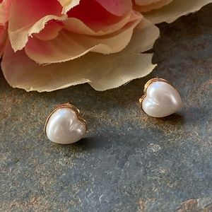 🎈Sale 🎈2 for $10 NWOT pearl look hearts in gold (color) setting post earrings